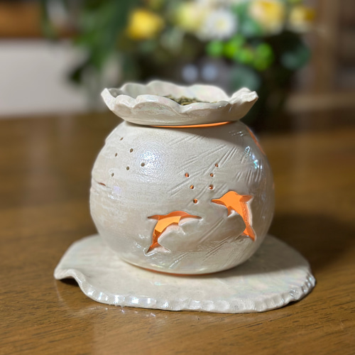 海と三日月の灯りが揺れる真珠色に光る陶器の茶香炉 アロマポット