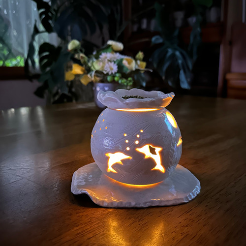 海と三日月の灯りが揺れる真珠色に光る陶器の茶香炉 アロマポット