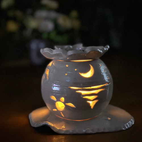 海と三日月の灯りが揺れる真珠色に光る陶器の茶香炉 アロマポット