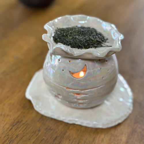 海と三日月の灯りが揺れる真珠色に光る陶器の茶香炉 アロマポット
