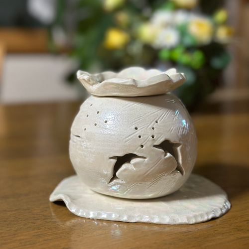 海と三日月の灯りが揺れる真珠色に光る陶器の茶香炉 アロマポット