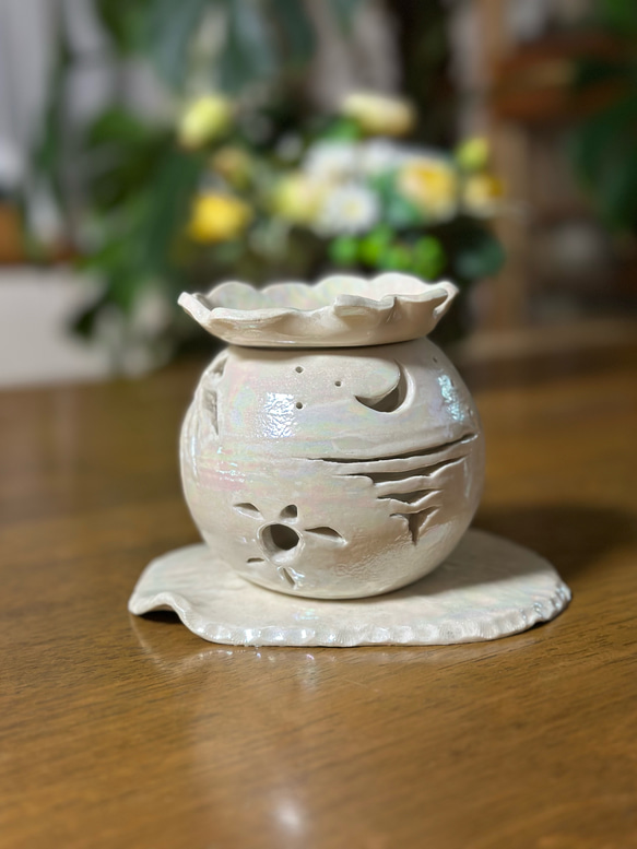 海と三日月の灯りが揺れる真珠色に光る陶器の茶香炉 アロマポット