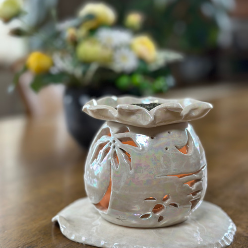 海と三日月の灯りが揺れる真珠色に光る陶器の茶香炉 アロマポット