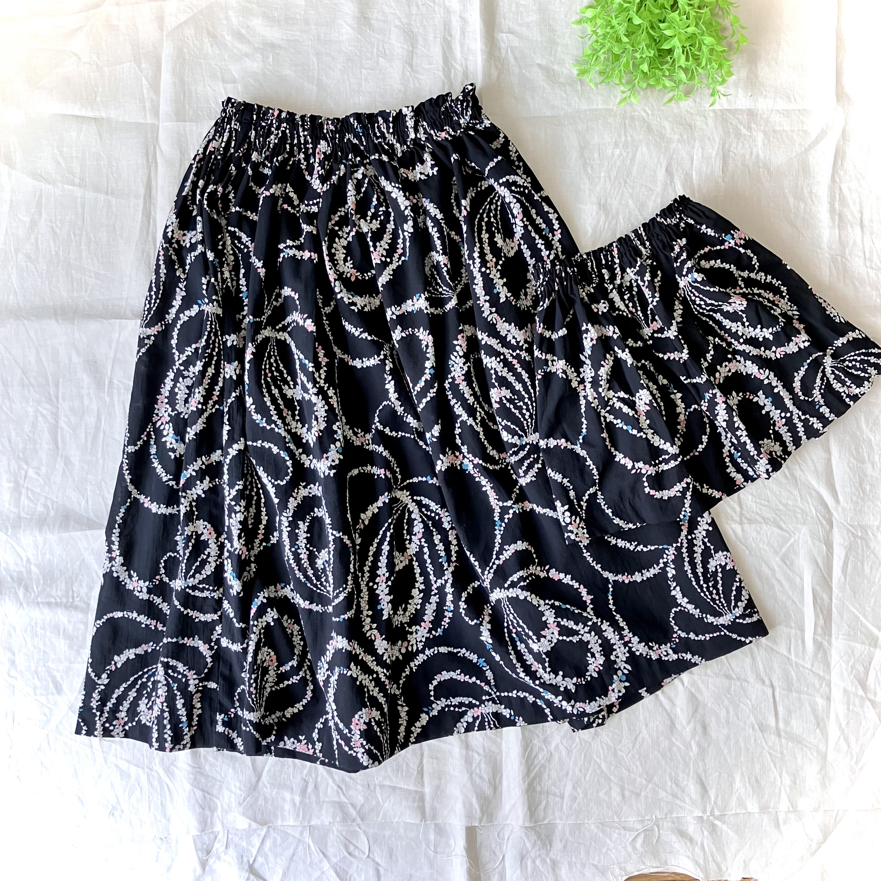 親子コーデ　コットン（花柄サークル/ブラック）ママ用ミモレ丈ギャザースカート＋子供スカート（サイズ90）