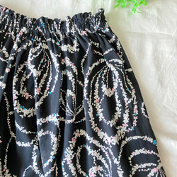 親子コーデ　コットン（花柄サークル/ブラック）ママ用ミモレ丈ギャザースカート＋子供スカート（サイズ90） 9枚目の画像