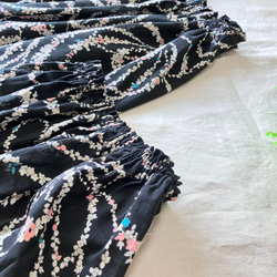 親子コーデ　コットン（花柄サークル/ブラック）ママ用ミモレ丈ギャザースカート＋子供スカート（サイズ90） 2枚目の画像