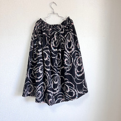 親子コーデ　コットン（花柄サークル/ブラック）ママ用ミモレ丈ギャザースカート＋子供スカート（サイズ90） 3枚目の画像