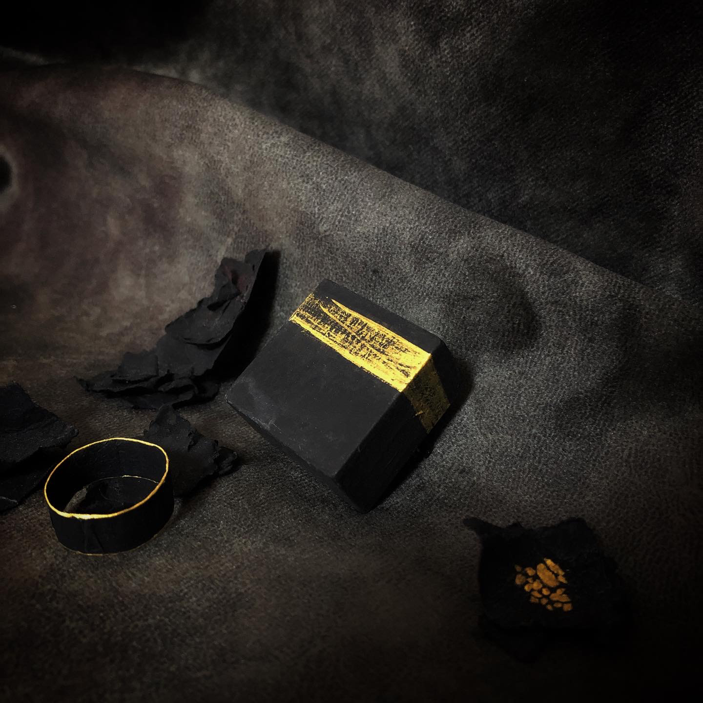 blackなデザインブローチ