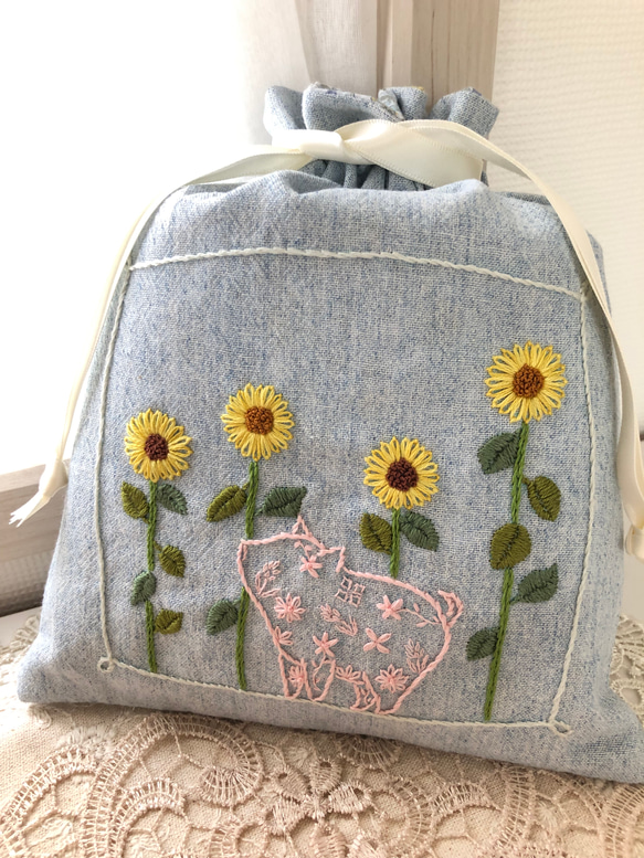 ヌビ生地♡刺繍巾着バック/生成り×合皮 くまさんのランチタイム 激安価格の ヌビ生地♡刺繍巾着バック/生成り×合皮 くまさんの