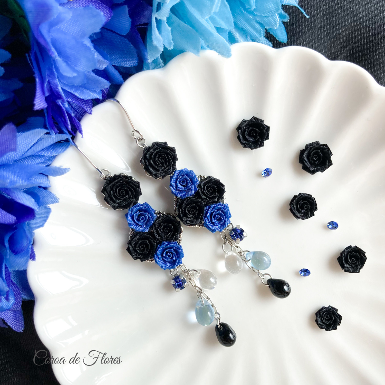 黒ばらとチェコビーズの揺れるピアス/イヤリング(ブルー)　つまみ細工　正絹羽二重　シルク