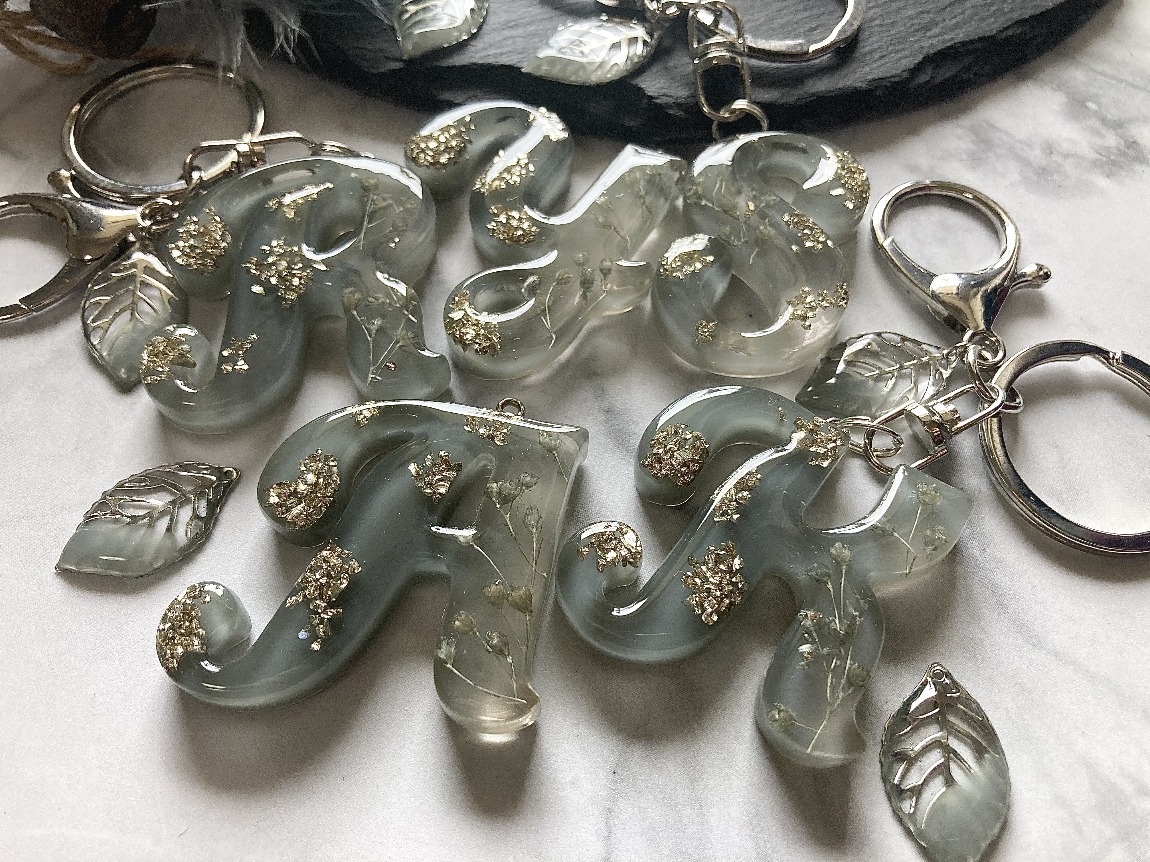 maresesese 　イニシャルキーホルダー　青　ハンドメイド　冬　雪