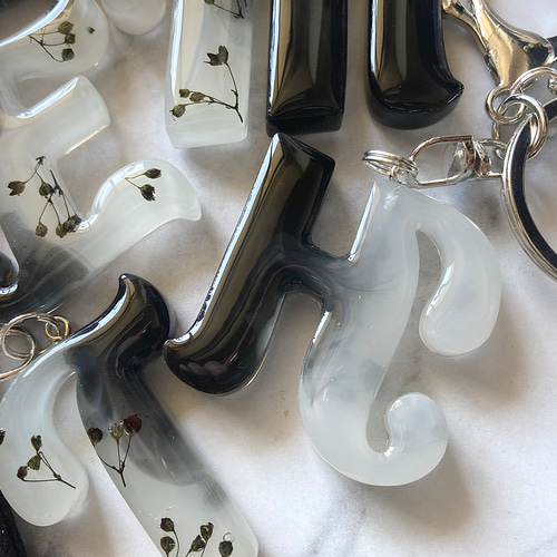 ブラックかすみ草❤︎monotone レジンイニシャルキーホルダー ブラックかすみ草❤︎monotone レジンイニシャルキーホルダー