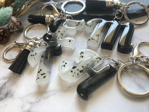 No.935 レジン ヘアゴム キーホルダー ピンバッジ カスミソウ ブラック