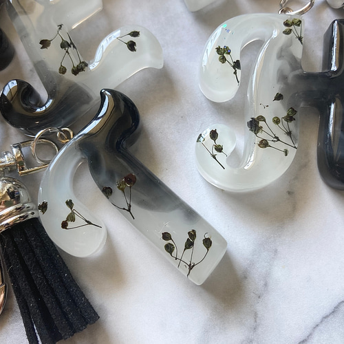 ブラックかすみ草❤︎monotone レジンイニシャルキーホルダー ブラックかすみ草❤︎monotone レジンイニシャルキーホルダー