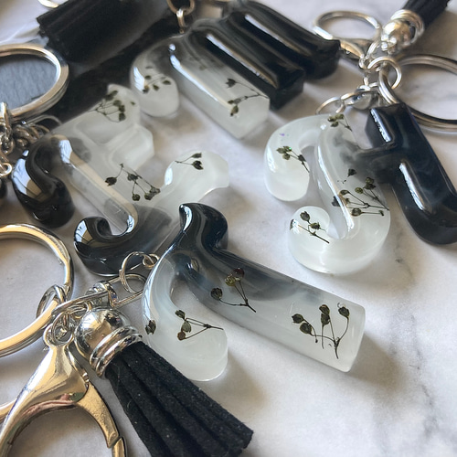 ブラックかすみ草❤︎monotone レジンイニシャルキーホルダー ブラックかすみ草❤︎monotone レジンイニシャルキーホルダー