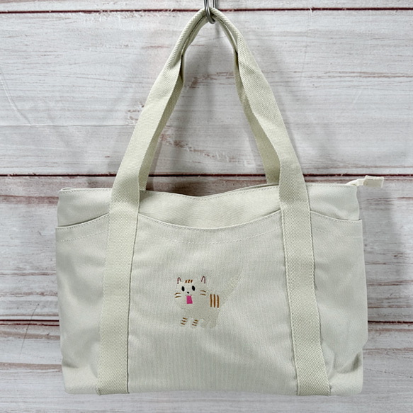 【送料無料】驚き猫の刺繍 たっぷりポケット付き キャンバス Zip式 トートバッグ＜ホワイトベージュ＞ 1枚目の画像