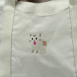 【包郵】驚喜貓刺繡帆布拉鍊式多口袋手提袋&lt;白米色&gt; 第2張的照片
