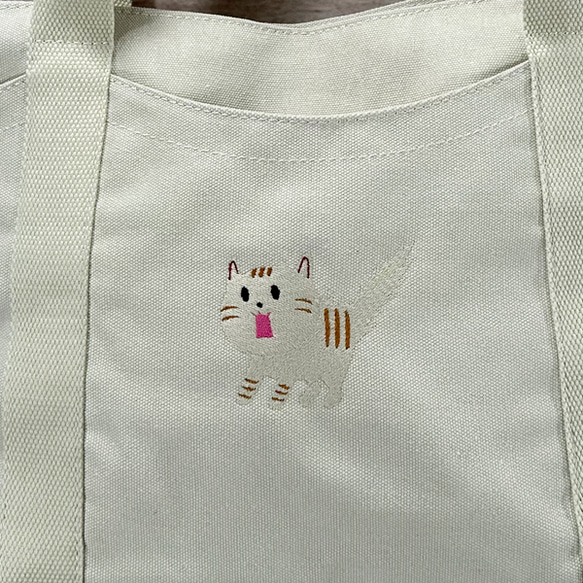 【送料無料】驚き猫の刺繍 たっぷりポケット付き キャンバス Zip式 トートバッグ＜ホワイトベージュ＞ 2枚目の画像