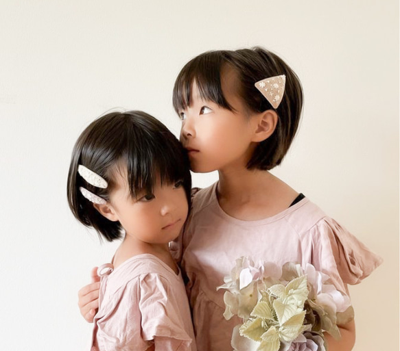 ほんのり甘いレース柄＊ホワイトドロップ＊刺繍パッチンピン 1枚目の画像