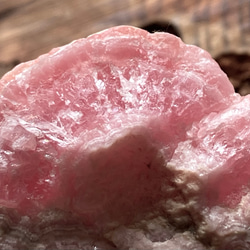 アルゼンチン産　ロードクロサイト　インカローズ原石　① 阿根廷産　紅紋石　Rhodochrosite 51g 1枚目の画像