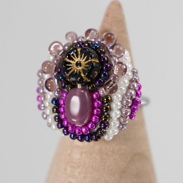 閒聊戒指，也可用於繫圍巾 179 均碼珠繡戒指 粉紅色 黑色 花 頭頂戒指 第2張的照片