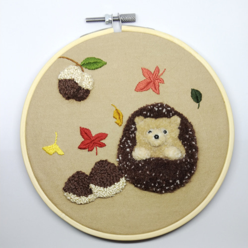 秋の壁掛け 刺繍 ハリネズミ 栗 どんぐり その他アート haniho 通販