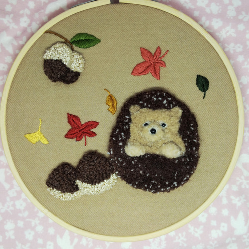 秋の壁掛け 刺繍 ハリネズミ 栗 どんぐり その他アート haniho