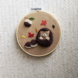 秋の壁掛け　刺繍　ハリネズミ　栗　どんぐり 1枚目の画像