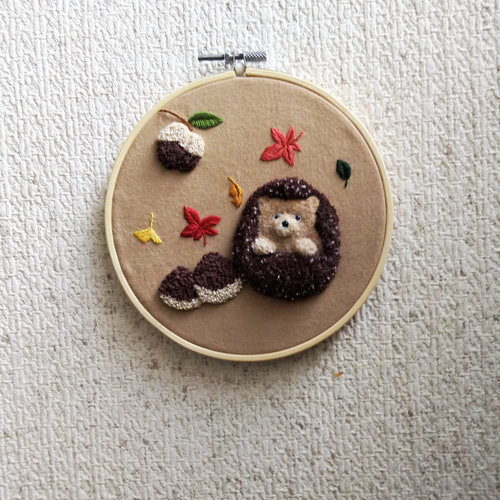 秋の壁掛け 刺繍 ハリネズミ 栗 どんぐり その他アート haniho 通販