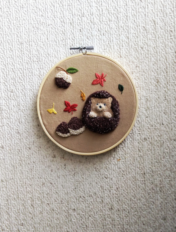 秋の壁掛け　刺繍　ハリネズミ　栗　どんぐり 1枚目の画像