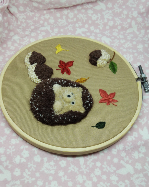 秋の壁掛け　刺繍　ハリネズミ　栗　どんぐり 5枚目の画像