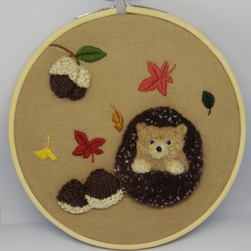 秋の壁掛け 刺繍 ハリネズミ 栗 どんぐり その他アート haniho 通販