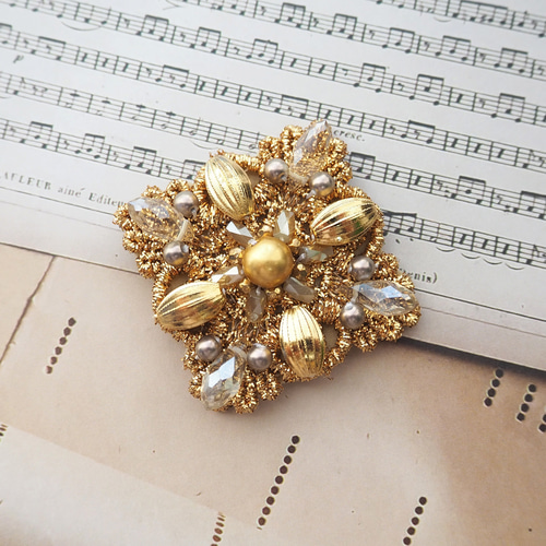 繊細にきらめく、ゴールドのビーズ刺繍ブローチ（上品アクセント