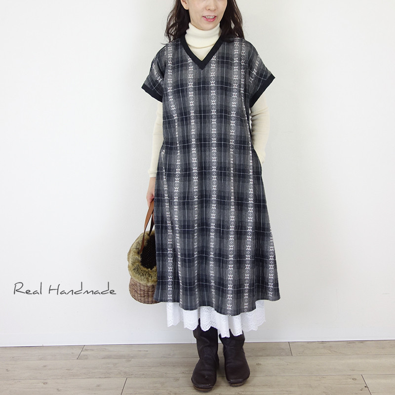 [予約販売] ドビーチェックとブラックリネン襟Vタックワンピース