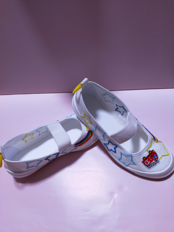 お客様オーダー品☆上履き(上靴) 刺繍 手縫いデコレーション☆スカイレインボーCAR 3枚目の画像
