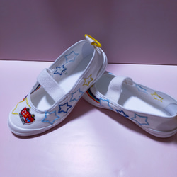 お客様オーダー品☆上履き(上靴) 刺繍 手縫いデコレーション☆スカイレインボーCAR 2枚目の画像