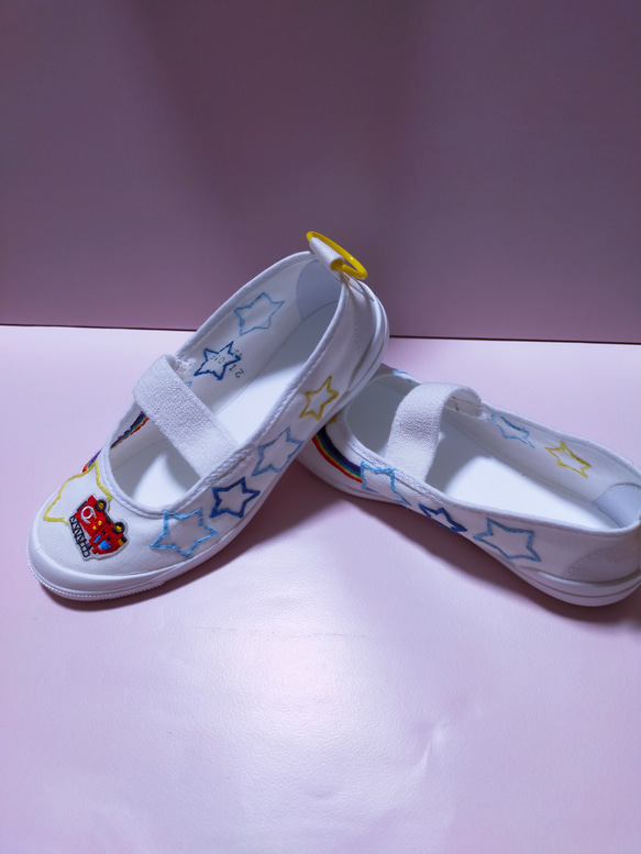お客様オーダー品☆上履き(上靴) 刺繍 手縫いデコレーション☆スカイレインボーCAR 2枚目の画像