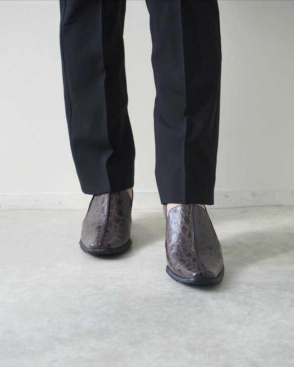 穿著意外的舒服！中縫高跟鞋 / 棕灰色鱷魚壓紋真皮日本製造 第7張的照片