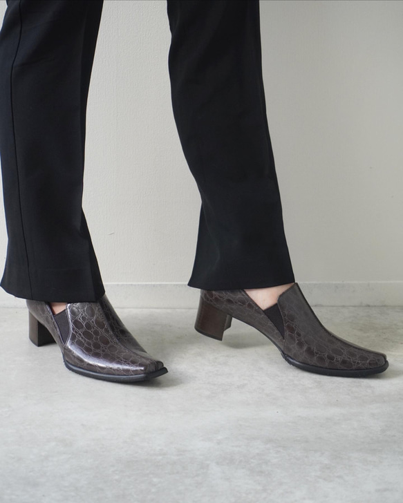 穿著意外的舒服！中縫高跟鞋 / 棕灰色鱷魚壓紋真皮日本製造 第8張的照片