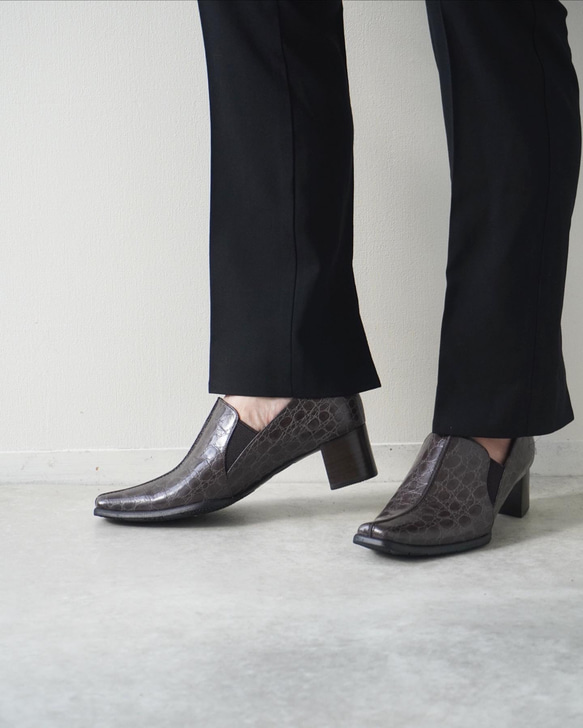 穿著意外的舒服！中縫高跟鞋 / 棕灰色鱷魚壓紋真皮日本製造 第2張的照片