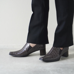穿著意外的舒服！中縫高跟鞋 / 棕灰色鱷魚壓紋真皮日本製造 第5張的照片
