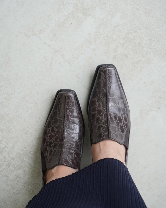 穿著意外的舒服！中縫高跟鞋 / 棕灰色鱷魚壓紋真皮日本製造 第3張的照片