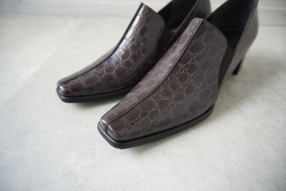穿著意外的舒服！中縫高跟鞋 / 棕灰色鱷魚壓紋真皮日本製造 第1張的照片