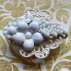 昭和レトロな艶めく白い花飾りの帯留め「白磁の花」 1枚目の画像