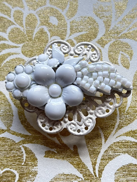 昭和レトロな艶めく白い花飾りの帯留め「白磁の花」 帯留め あか