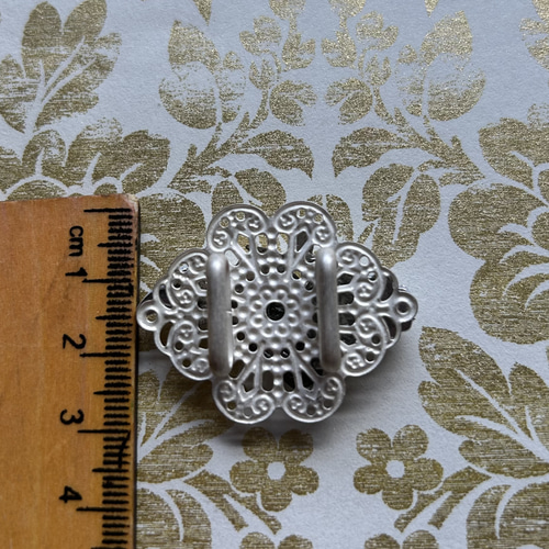 昭和レトロな艶めく白い花飾りの帯留め「白磁の花」 帯留め あか