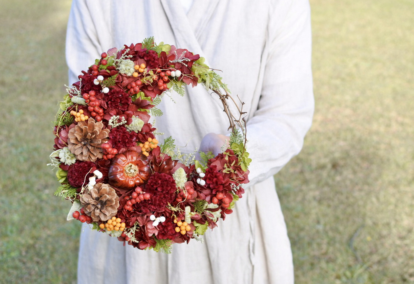 ボルドーの三日月リース・25㎝　プリザーブドフラワー　ドライフラワー　アンティーク　ケイトウ