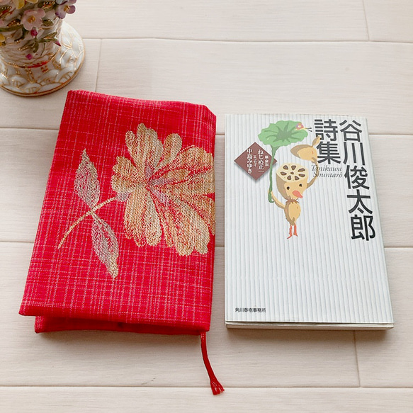 【文庫本用】赤に花の刺繍柄のブックカバー 4枚目の画像