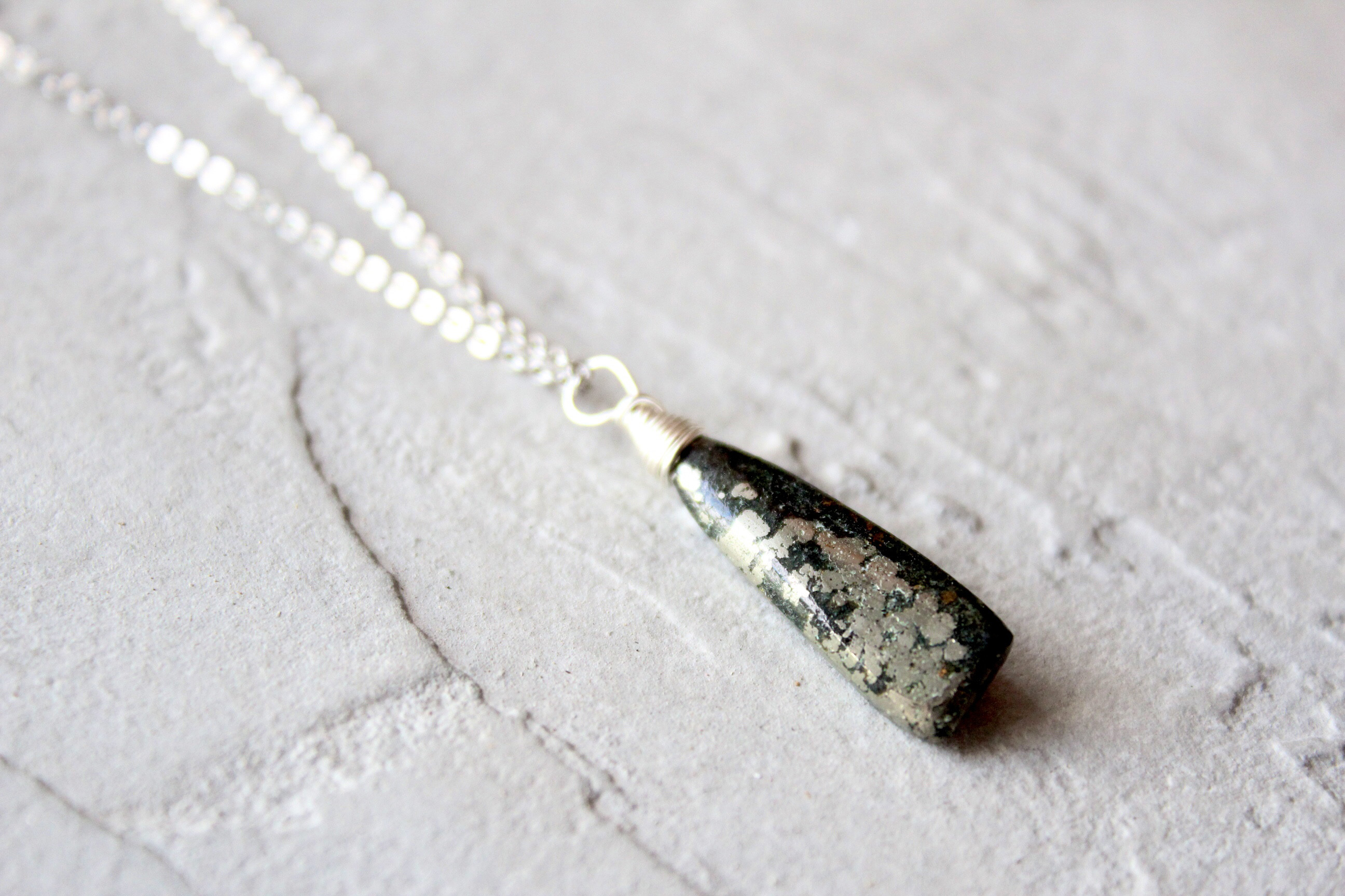 シルバーメンズネックレス　天然石　アパッチゴールド