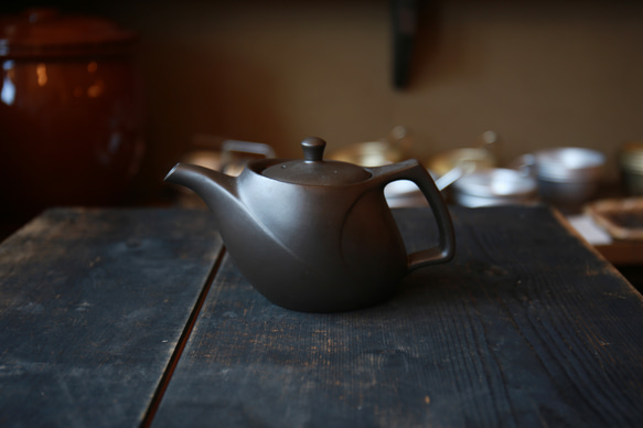 持ちやすい急須【新生活のお迎え準備に】「たっぷり大容量でほうじ茶や番茶にも」　愛知県常滑産・注ぎ口網付き急須・450cc 7枚目の画像